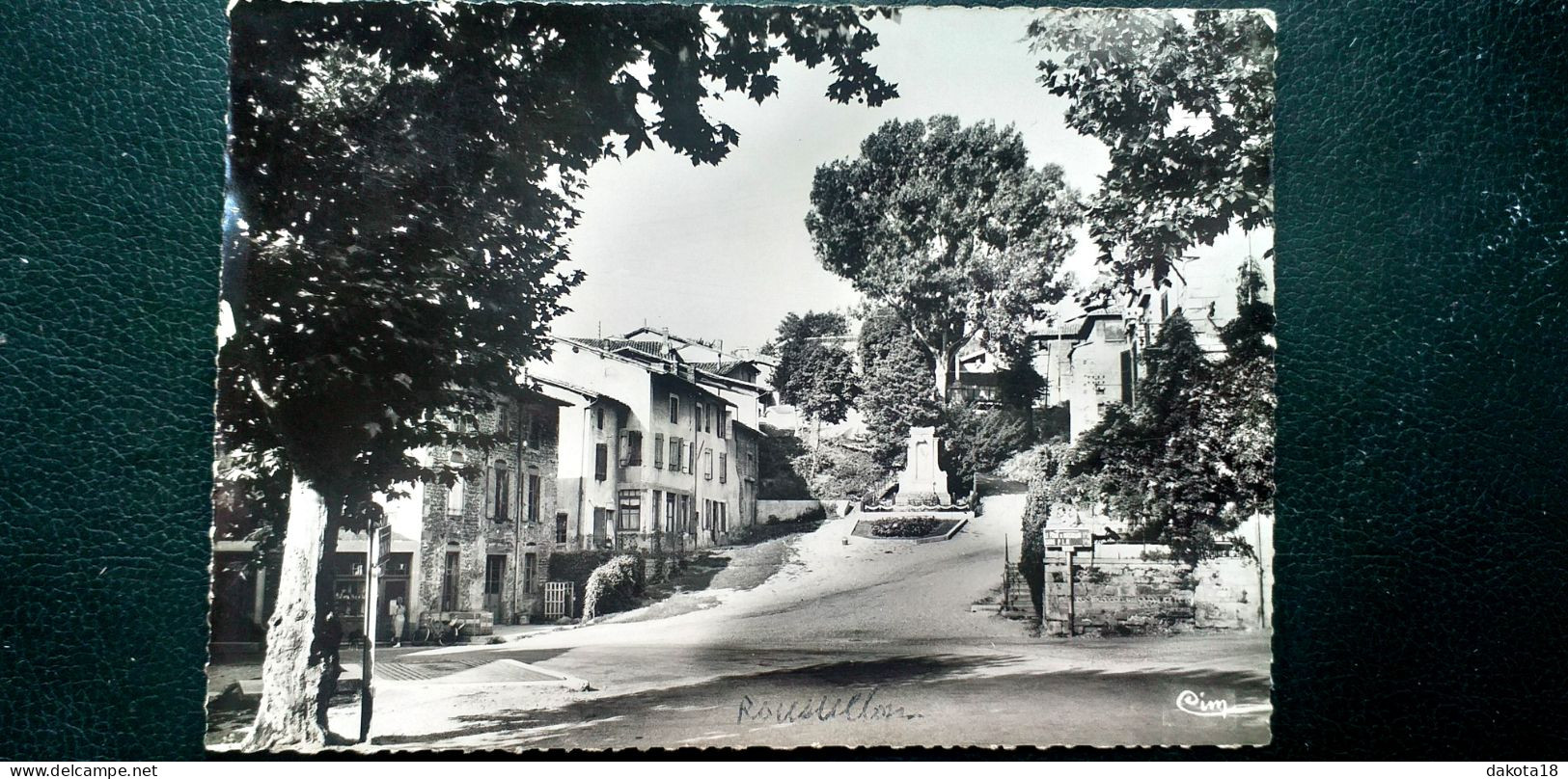 38  ,   Roussillon  ,  Montée Du Château Et Monument Aux Morts.........cpsm...gf - Roussillon