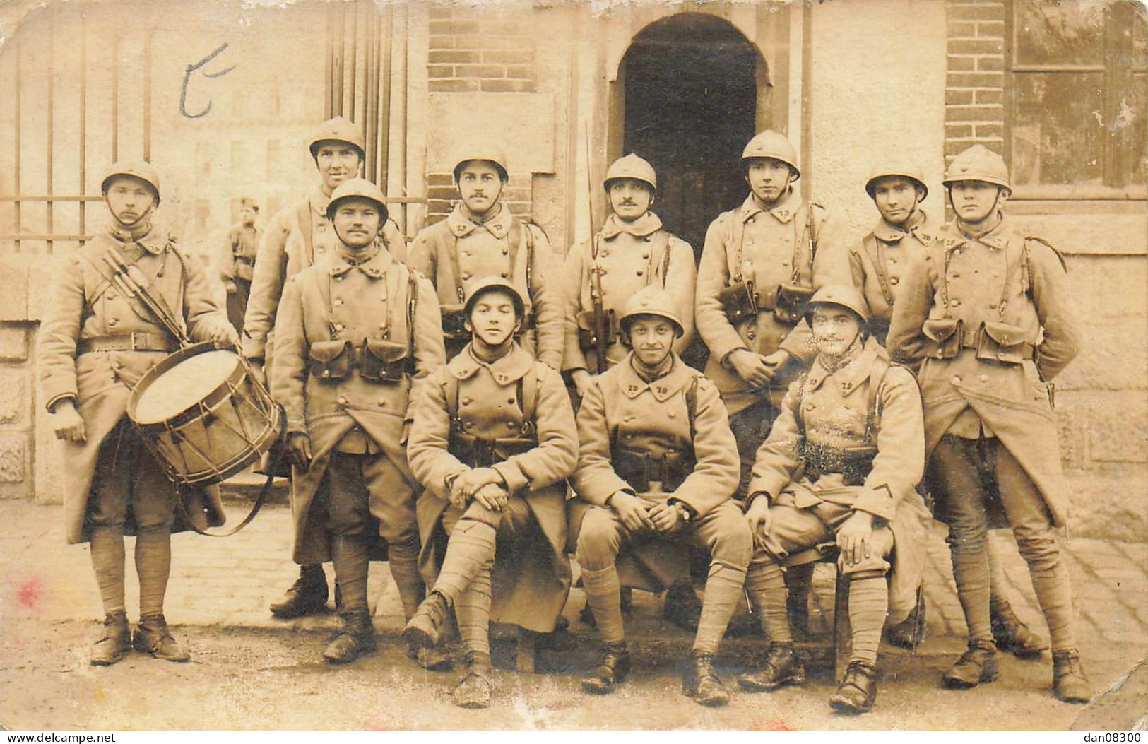 CARTE PHOTO NON IDENTIFIEE DES SOLDATS EN VAREUSE AVEC CASQUE LOURD BAUDRIER ET CARTOUCHIÈRES AVEC LE TAMBOUR - Da Identificare