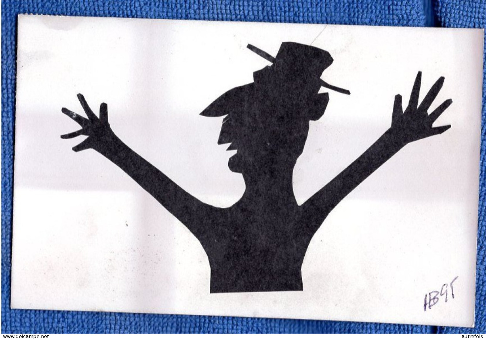 SILHOUETTE  OMBRE HOMME AVEC CHAPEAU   PEUT ETRE GENERAL DE GAULLE  -  COLLAGE SIGNEE HB 1995 - Scherenschnitt - Silhouette