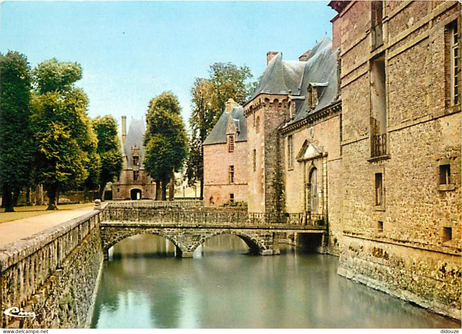 61 - Carrouges - Le Château - L'entrée Et Ses Douves - Carte Neuve - CPM - Voir Scans Recto-Verso - Carrouges