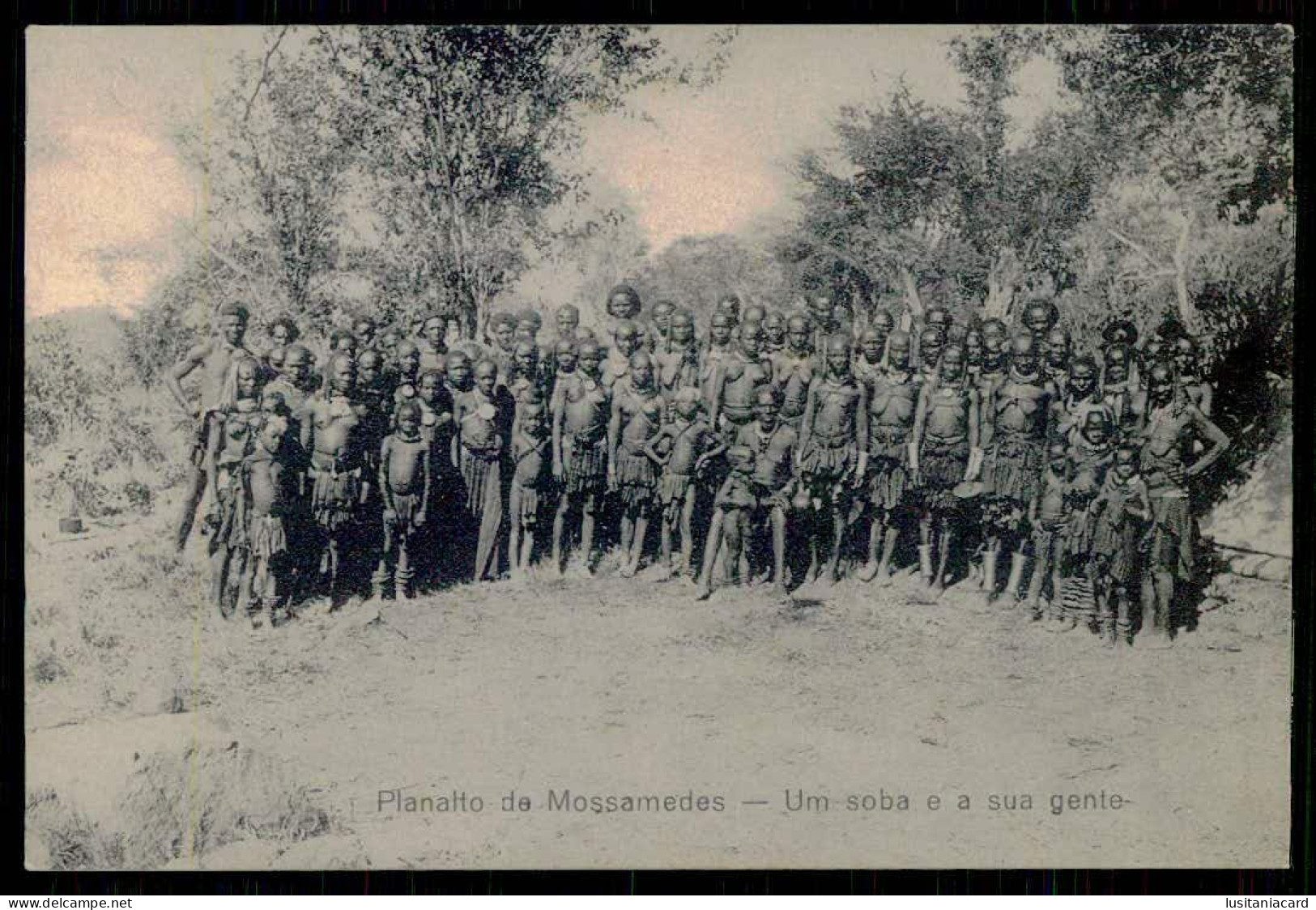 MOÇAMEDES - COSTUMES- Planalto De Mossamedes - Um Soba E A Sua Gente. ( Ed. Julio Rogado Leitão Lda.) Carte Postale - Angola