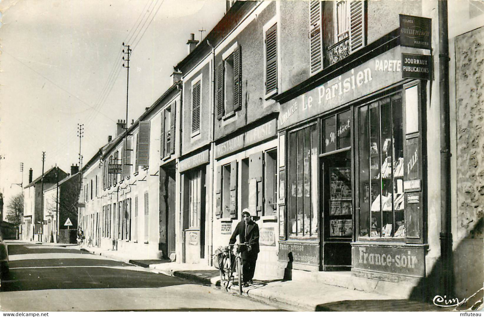 94* MANDRES   Rue Du Gal Leclerc – Libraurue « le Parisien » (CPSM 9x14cm)    RL14.0317 - Mandres Les Roses