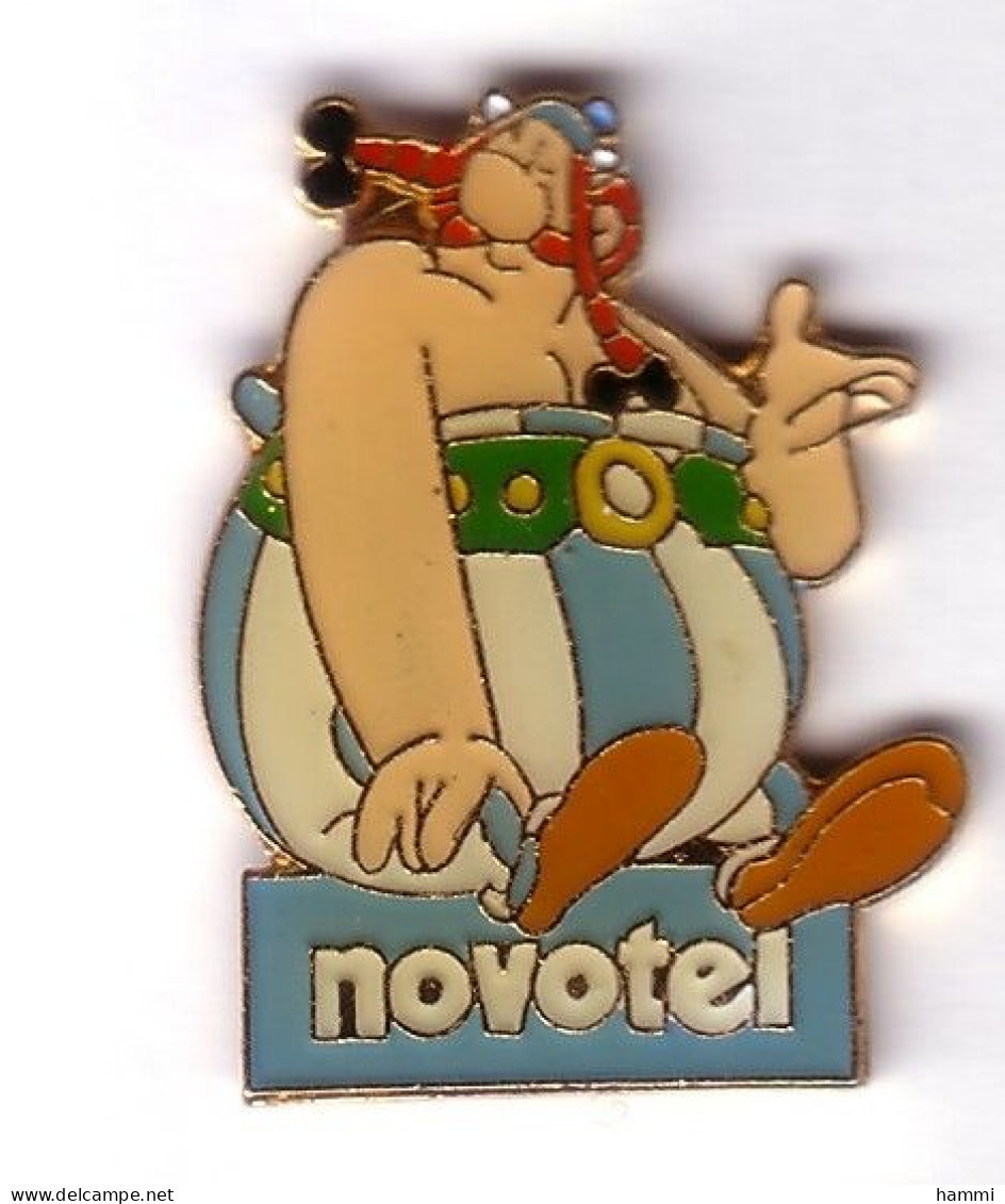 BD151 Pin's ASTERIX Le Gaulois René Goscinny Albert Uderzo Jean-Yves Ferri Darg Hôtel NOVOTEL Obélix Achat Fixe Fixe - Personnes Célèbres