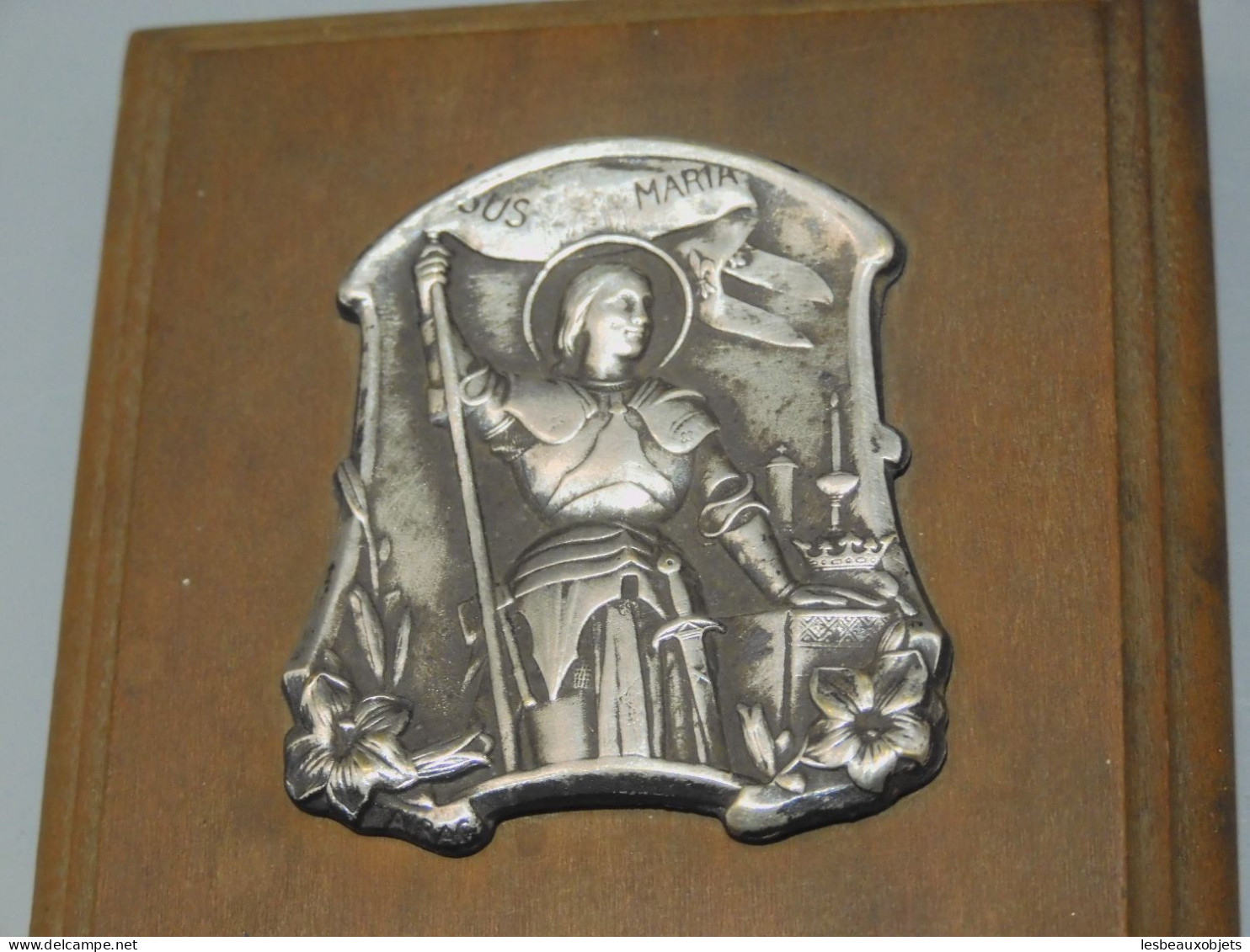 -SOUVENIR De LOURDES Plaque Argentée JEANNE D'ARC Sur Bois Signé AIRAC VITRINE   E - Arte Religiosa