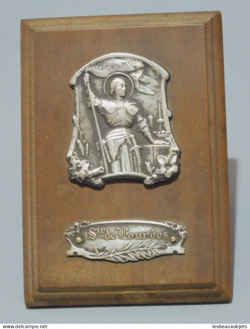 -SOUVENIR de LOURDES Plaque argentée JEANNE D'ARC sur Bois signé AIRAC VITRINE   E