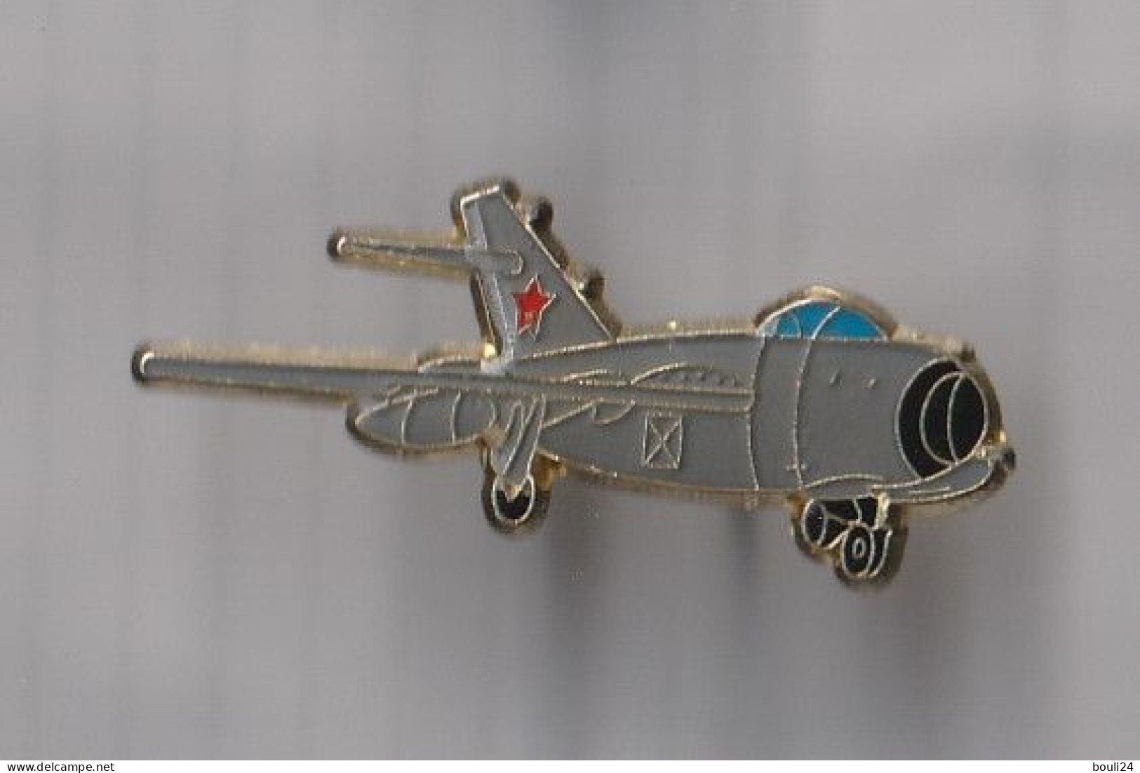 PIN'S METAL  THEME AVION   BOMBARDIER - Avions