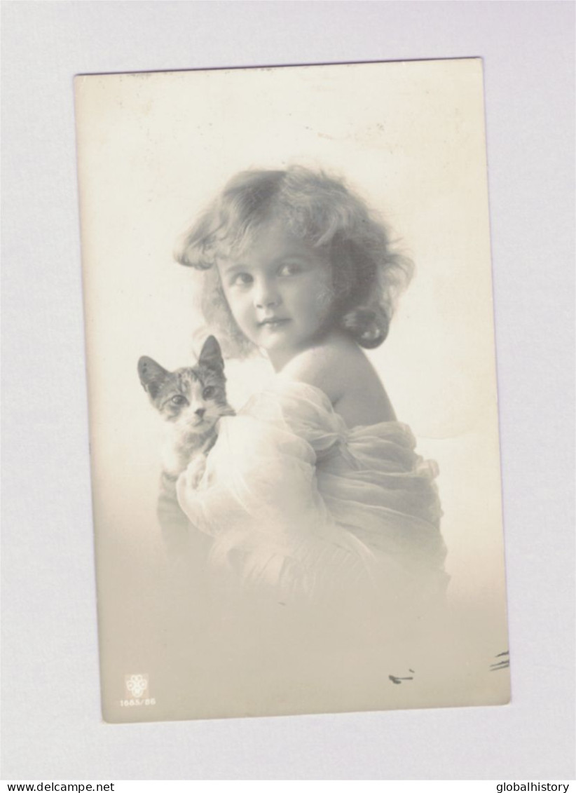 XB1240 JEUNE FILLE, ENFANT, GIRL FAMOUS MODEL CANDICE ASHTON WITH HER PUSSYCAT RPPC - Portraits