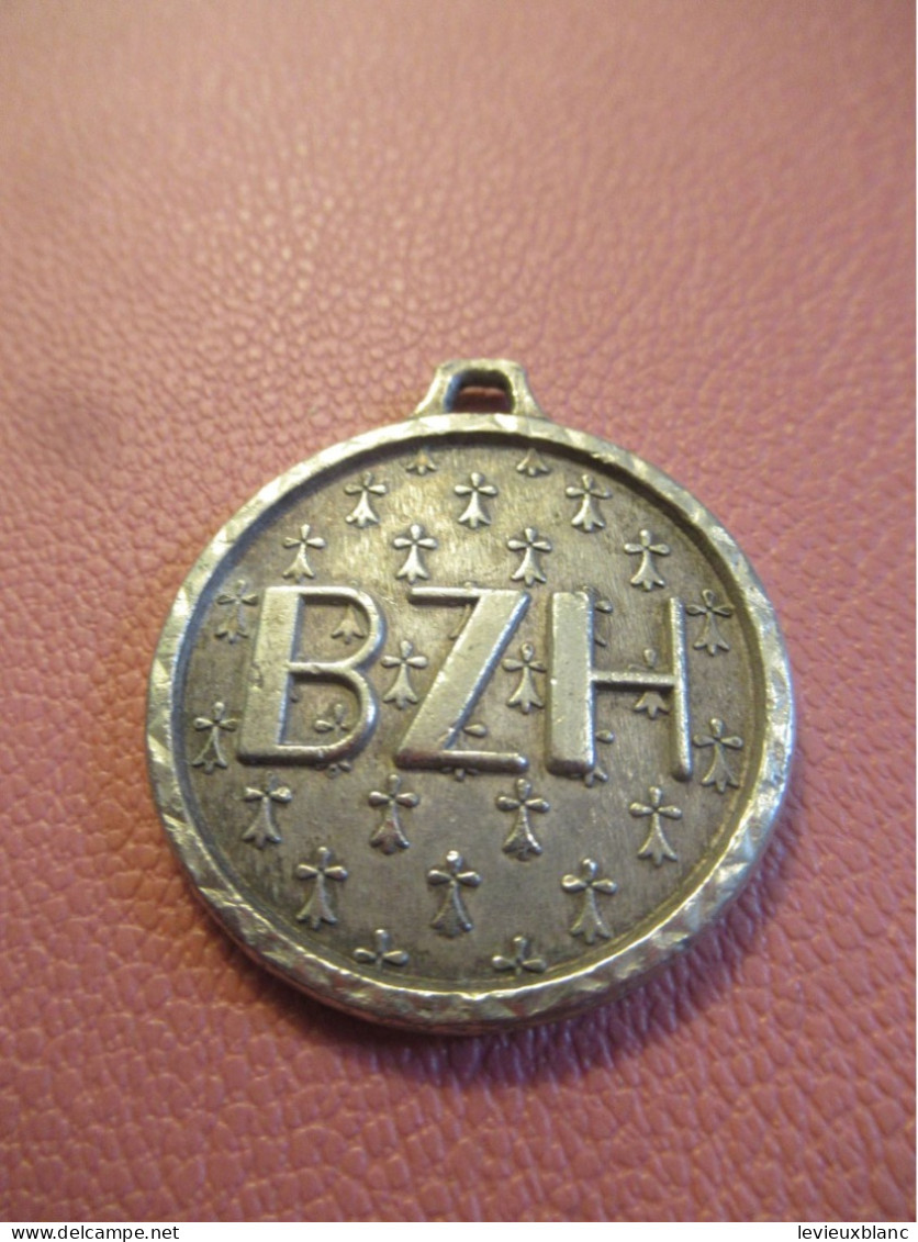 Porte-Clé Ancien/Bretagne/Régionalisme/BZH/ Breizh-Bretagne / Avec Hermines Et Drapeau Breton / Vers 1960    POC762 - Key-rings