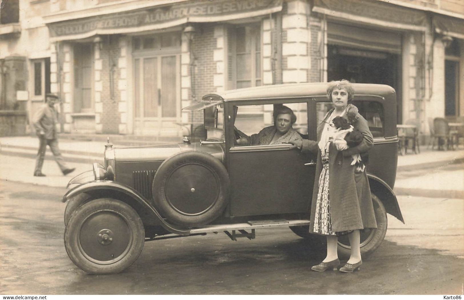 Royat Les Bains * Carte Photo * Automobile Voiture Ancienne Devant Magasin Commerce Chocolatine Marquise Sévigné - Royat