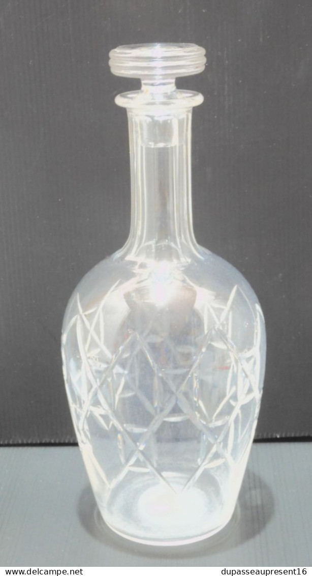 -JOLIE ANCIENNE CARAFE CRISTAL BACCARAT Avec Son Bouchon Au N° Décor INTAILLE    E - Glas & Kristall