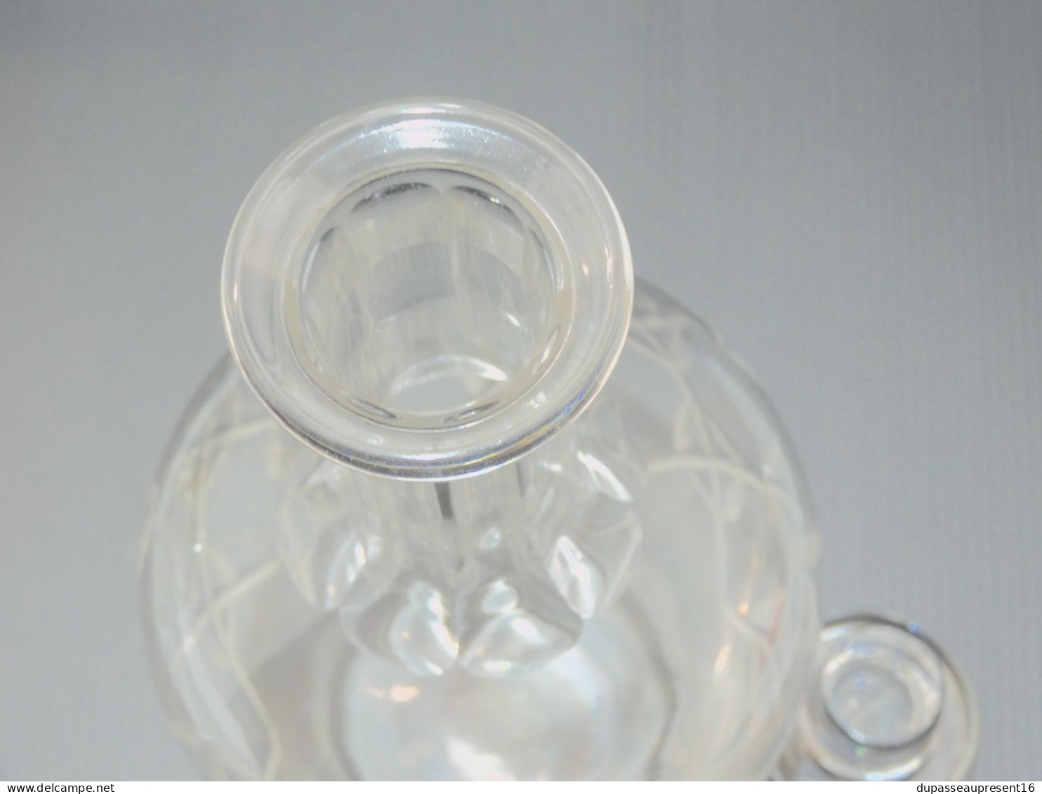 -JOLIE ANCIENNE CARAFE CRISTAL BACCARAT avec son Bouchon au N° décor INTAILLE    E