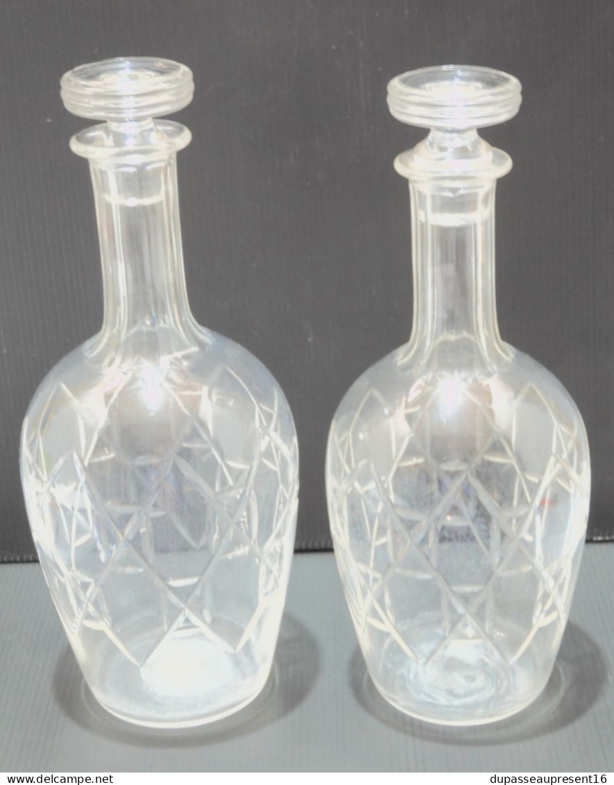 -JOLIE ANCIENNE CARAFE CRISTAL BACCARAT avec son Bouchon au N° décor INTAILLE    E