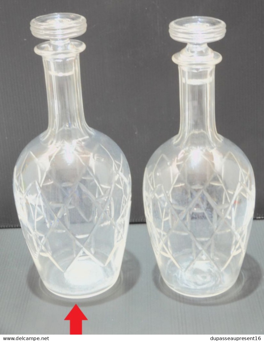 -JOLIE ANCIENNE CARAFE CRISTAL BACCARAT avec son Bouchon au N° décor INTAILLE    E