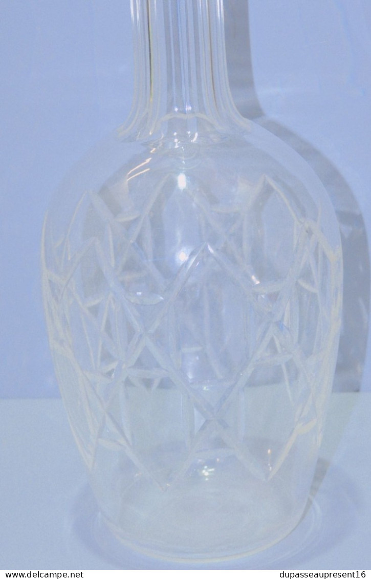 -JOLIE ANCIENNE CARAFE CRISTAL BACCARAT un Bouchon pas au N° décor INTAILLE   E