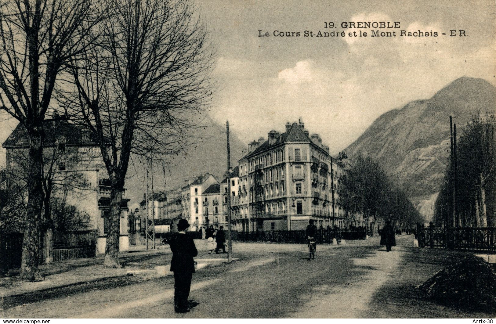 N43 - 38 - GRENOBLE - Isère - Le Cours Saint-André Et Le Mont Rachais - Grenoble