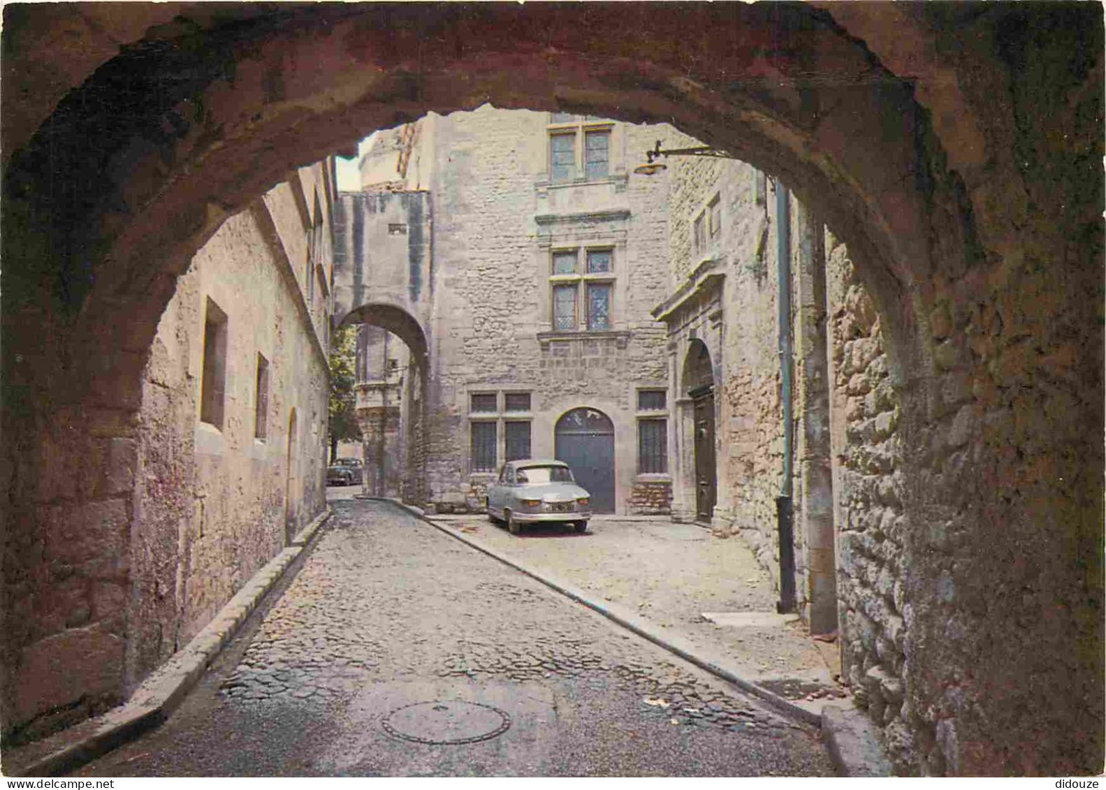 Automobiles - Saint Rémy De Provence - La Rue Du Musée - CPM - Voir Scans Recto-Verso - PKW