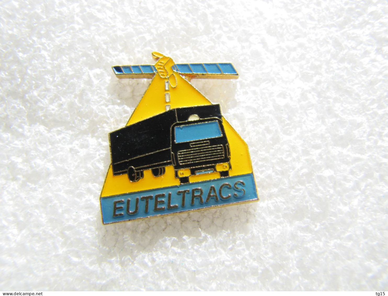 PIN'S    EUTELTRACS  SATELLITE  CAMION - Raumfahrt