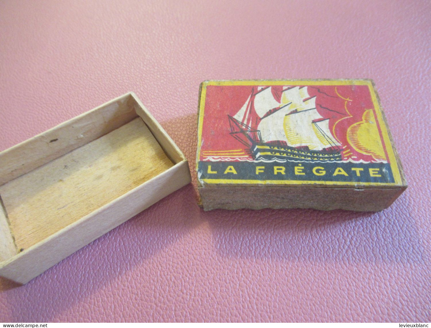 Boite D'allumette Ancienne /La FREGATE/ Régie Française  SEITA / Vers 1935-1950             AL25 - Matchboxes