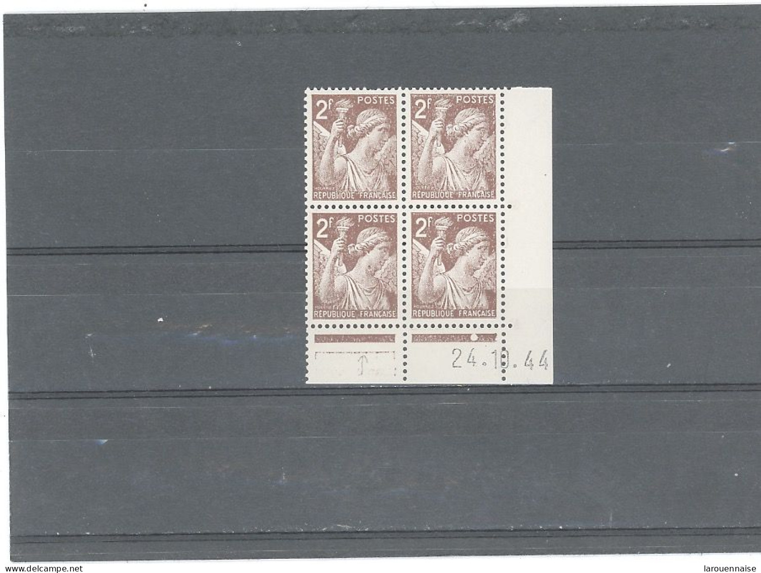 VARIÉTÉ-N°653 -IRIS 2F BRUN -ANNEAU LUNE (Cérès 653m) DANS BLOC DE 4 ( CASE 3) COIN DATÉ 24-10-44 - Unused Stamps