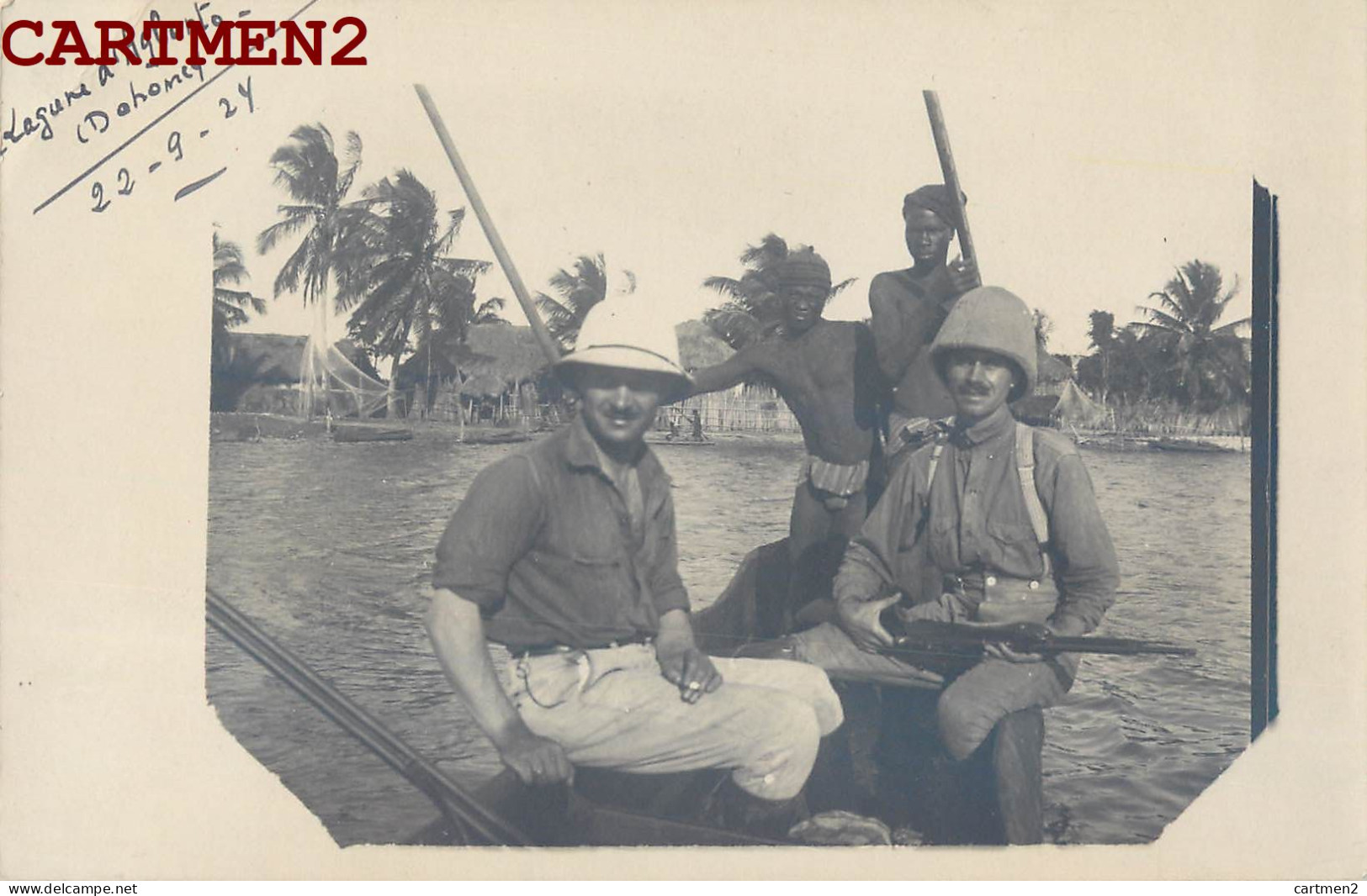 CARTE PHOTO : DAHOMEY LAGUN D'AGBANTO CHASSEURS COLON EN BARQUE COLONISATION AFRIQUE BENIN AFRICA  - Dahomey