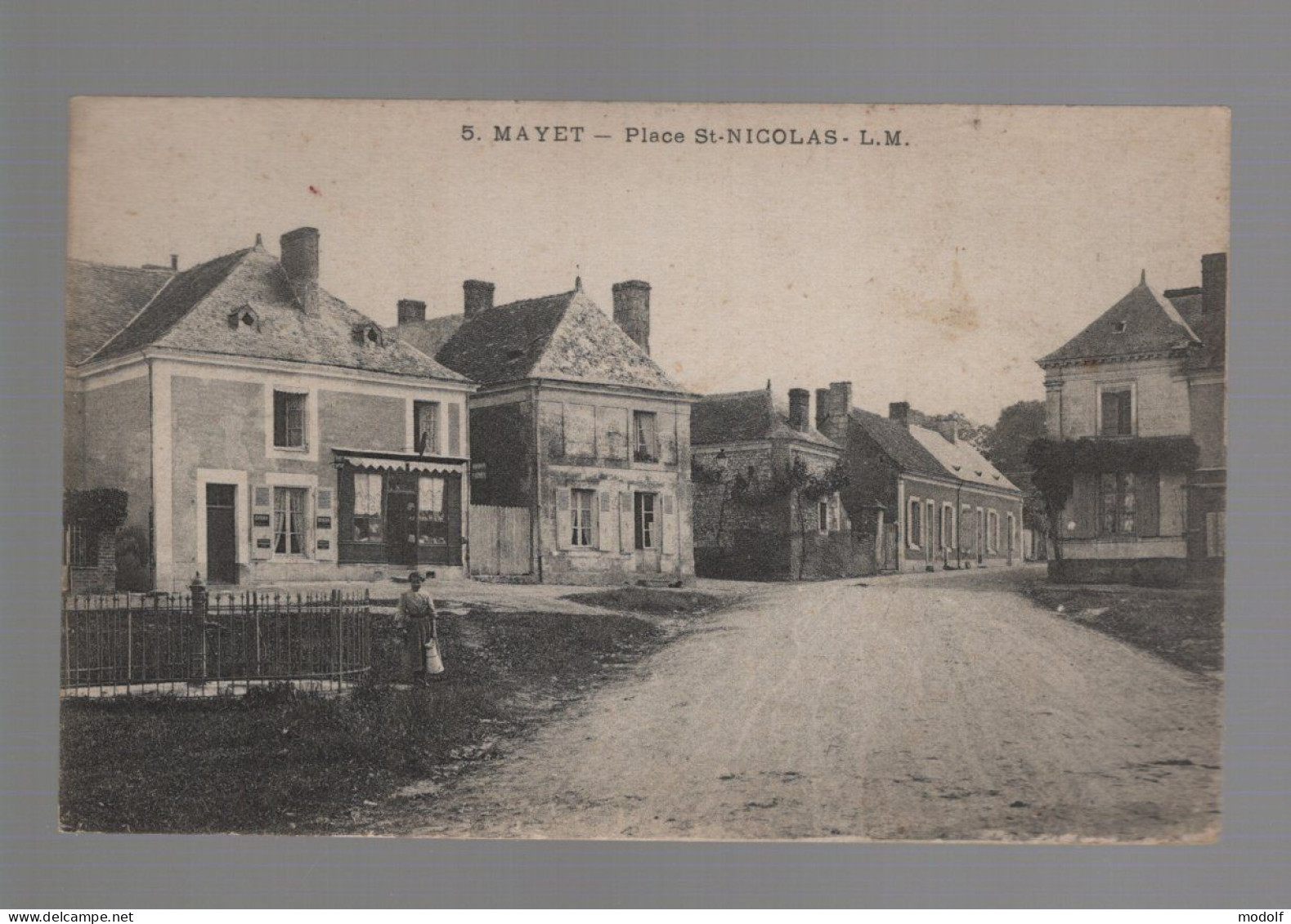 CPA - 72 - Mayet - Place St-Nicolas - Petite Animation - Non Circulée - Mayet