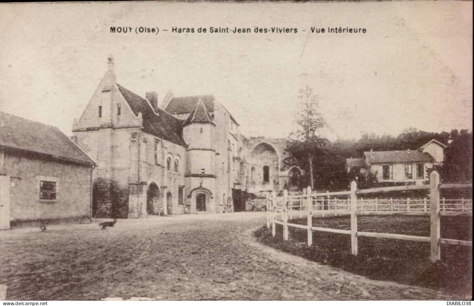 MOUY    ( OISE )    HARAS DE SAINT-JEAN DES VIVIERS . VUE INTERIEURE - Mouy