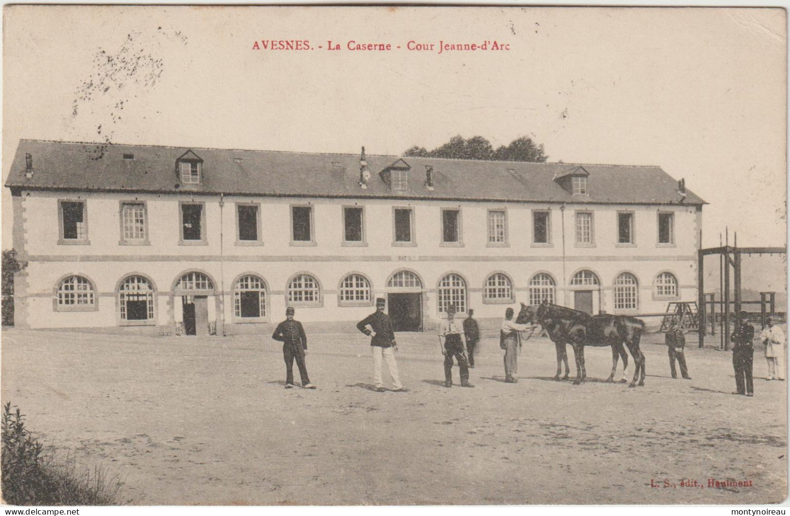 Nord :  AVESNES : La   Caserne  Cour  Jeanne  D ' Arc - Avesnes Sur Helpe