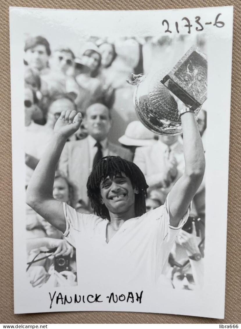 TENNIS - YANNICK NOAH - Roland Garros 1983 - 12,5 X 9 Cm. (REPRO PHOTO ! - Zie Beschrijving - Voir Description) ! - Sports