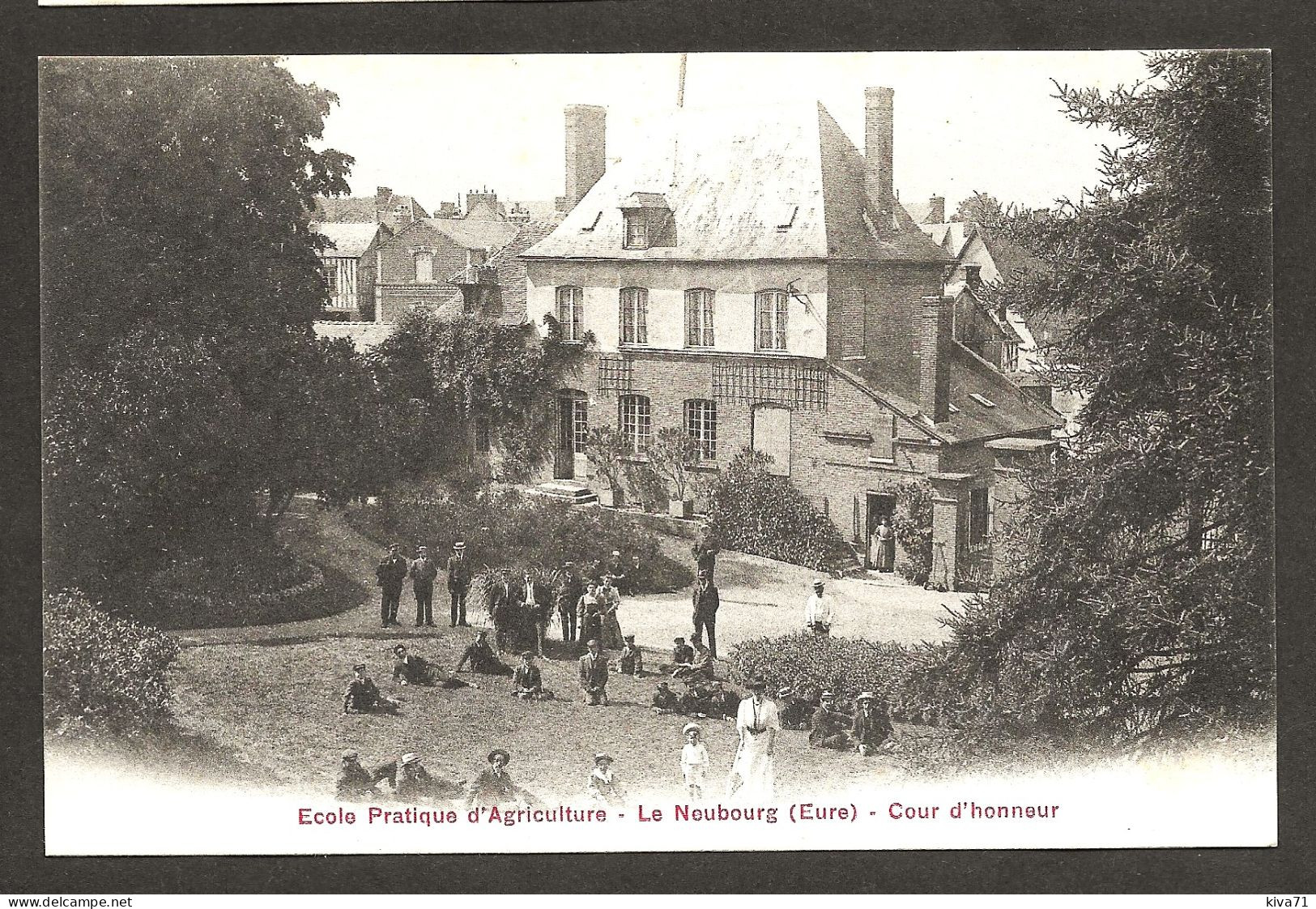 LE NEUBOURG     " Ecole Pratique D'Agriculture - Cour D'honneur "   1910 Neuve  Très Animée - Le Neubourg