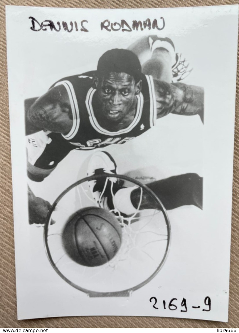 BASKETBALL - DENNIS RODMAN - San Antonio Spurs - 12,5 X 9 Cm. (REPRO PHOTO ! - Zie Beschrijving - Voir Description) ! - Sporten