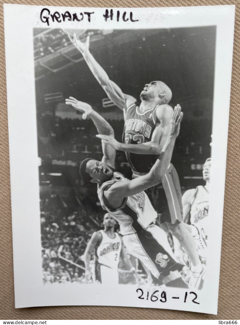 BASKETBALL - GRANT HILL - Detroit Pistons - 12,5 X 9 Cm. (REPRO PHOTO ! - Zie Beschrijving - Voir Description) ! - Deportes