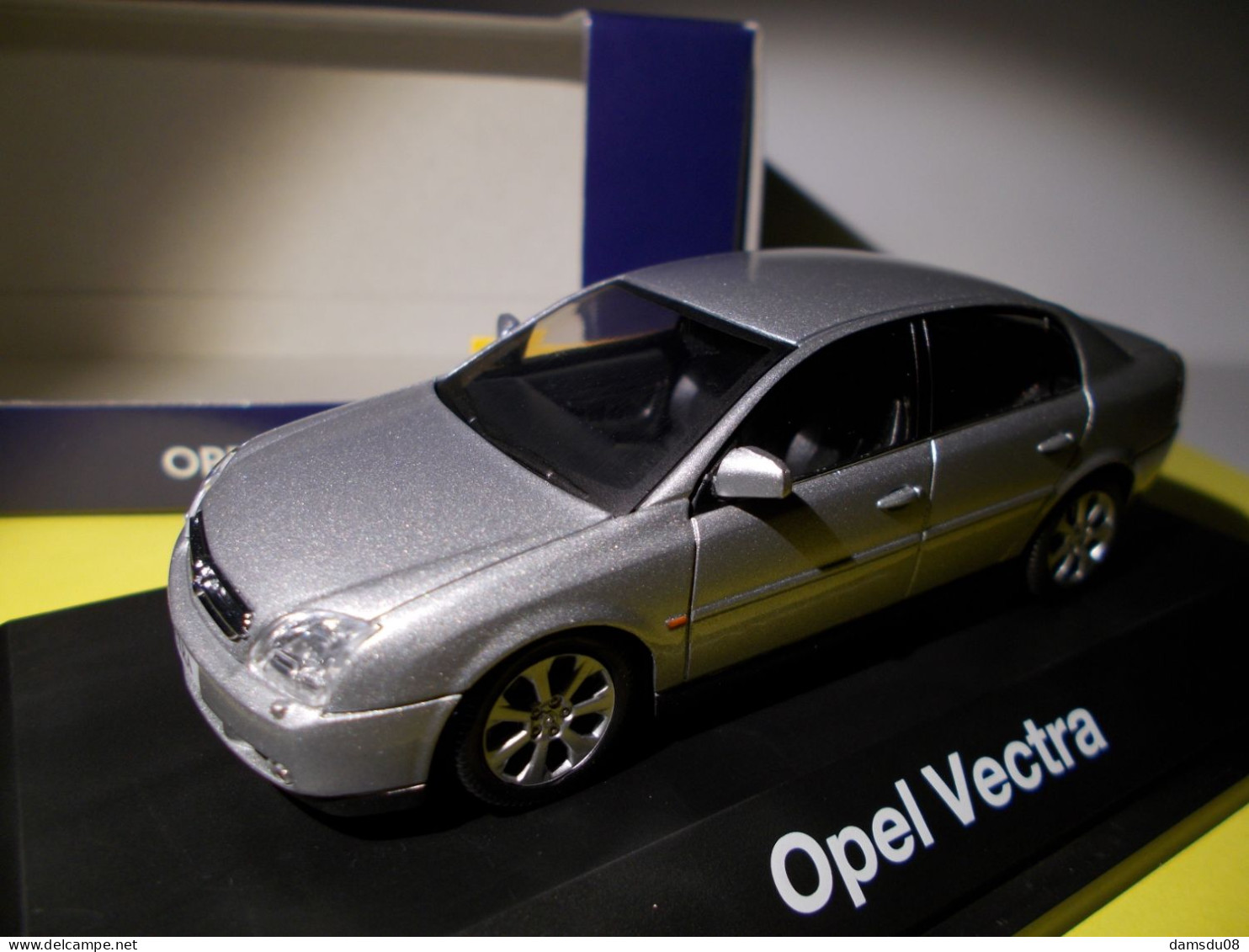 Schuco Opel Vectra 4 Portes Grise Echelle 1/43 En Boite Vitrine Et Surboite Carton - Schuco
