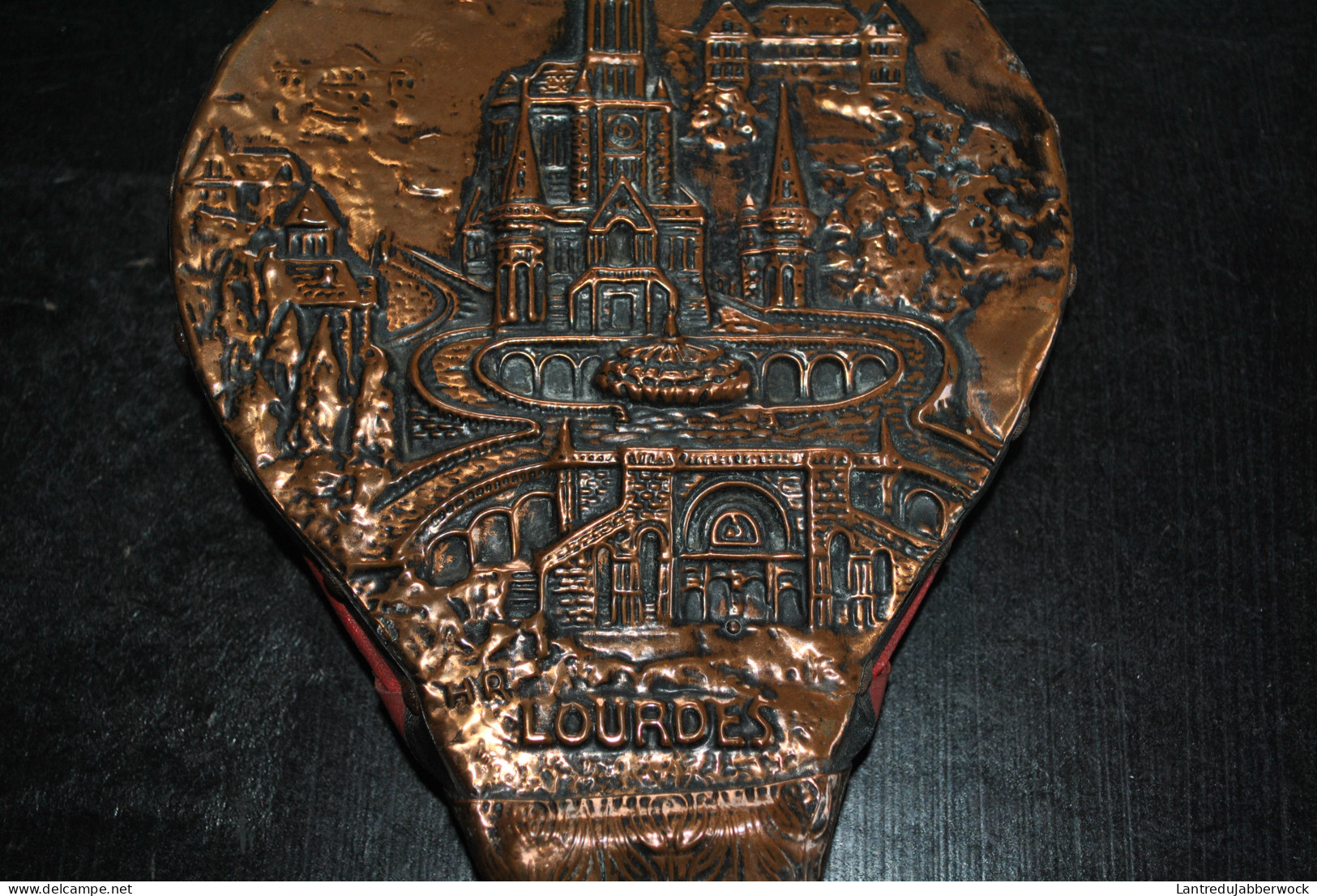 Souvenir De Lourdes Grand Soufflet (45 Cm) Décor En Métal Repoussé (cuivre) Objet Religieux Religiosa Rare Notre Dame - Godsdienst & Esoterisme