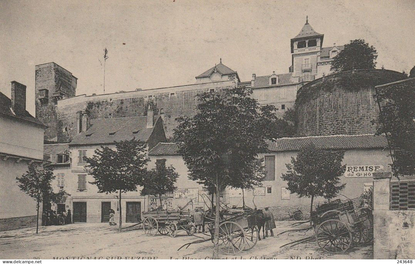 Montignac La Place Carnot Et Le Château - Montignac-sur-Vézère