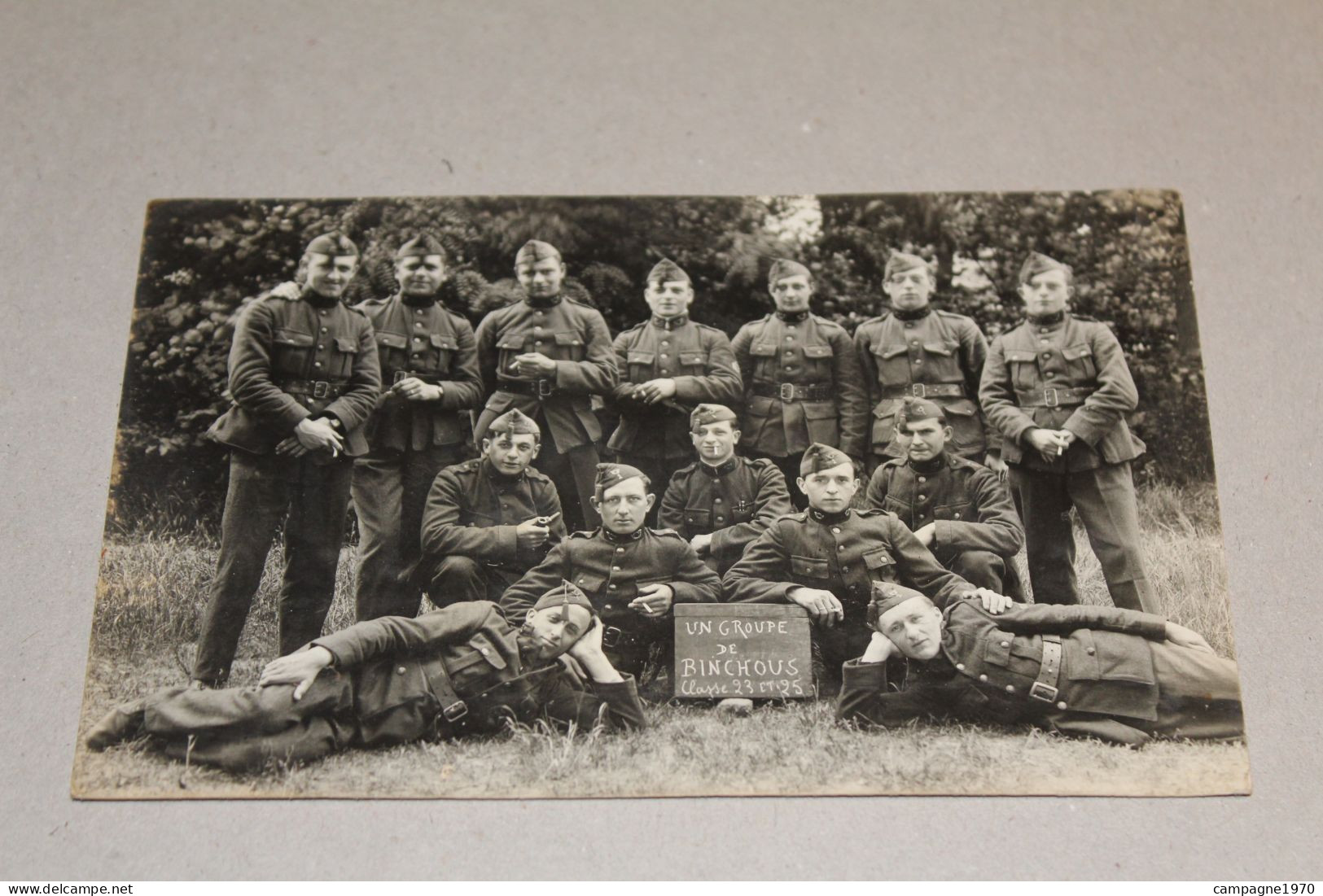 CPA PHOTO MILITARIA - BINCHE - UN GROUPE DE BINCHOUS - CLASSE 23 ET 25 ( SOLDATS A IDENTIFIER ) - Binche