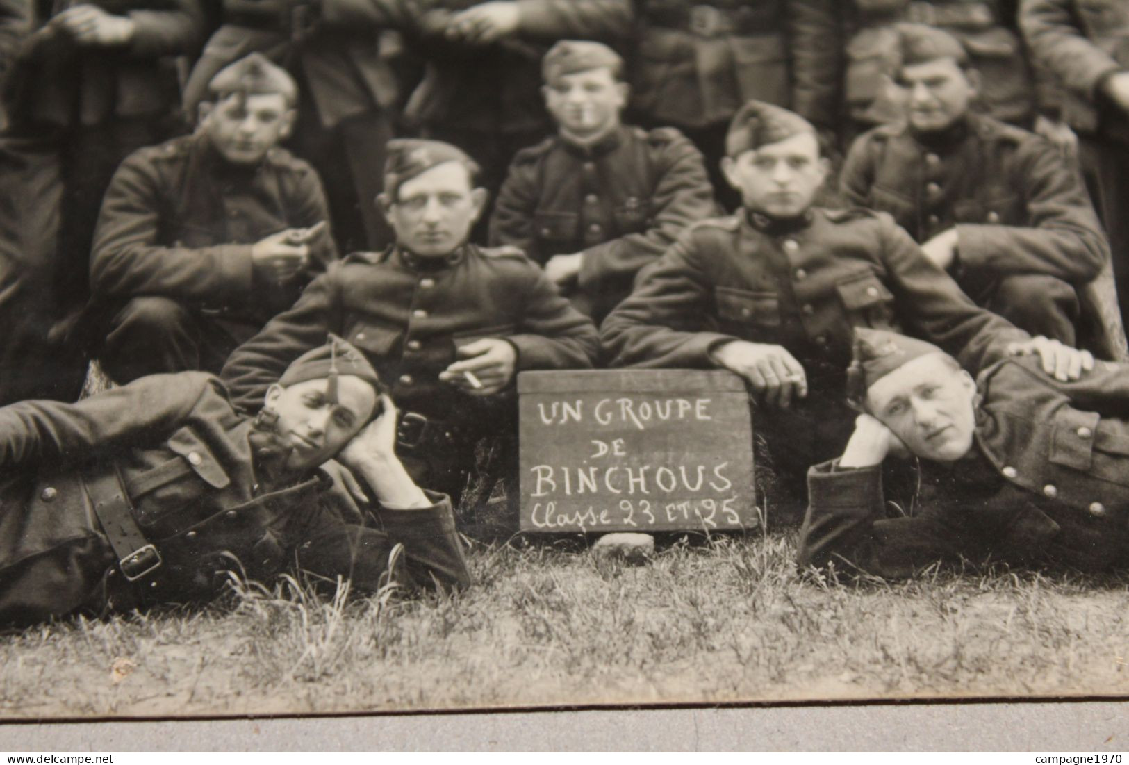 CPA PHOTO MILITARIA - BINCHE - UN GROUPE DE BINCHOUS - CLASSE 23 ET 25 ( SOLDATS A IDENTIFIER ) - Binche