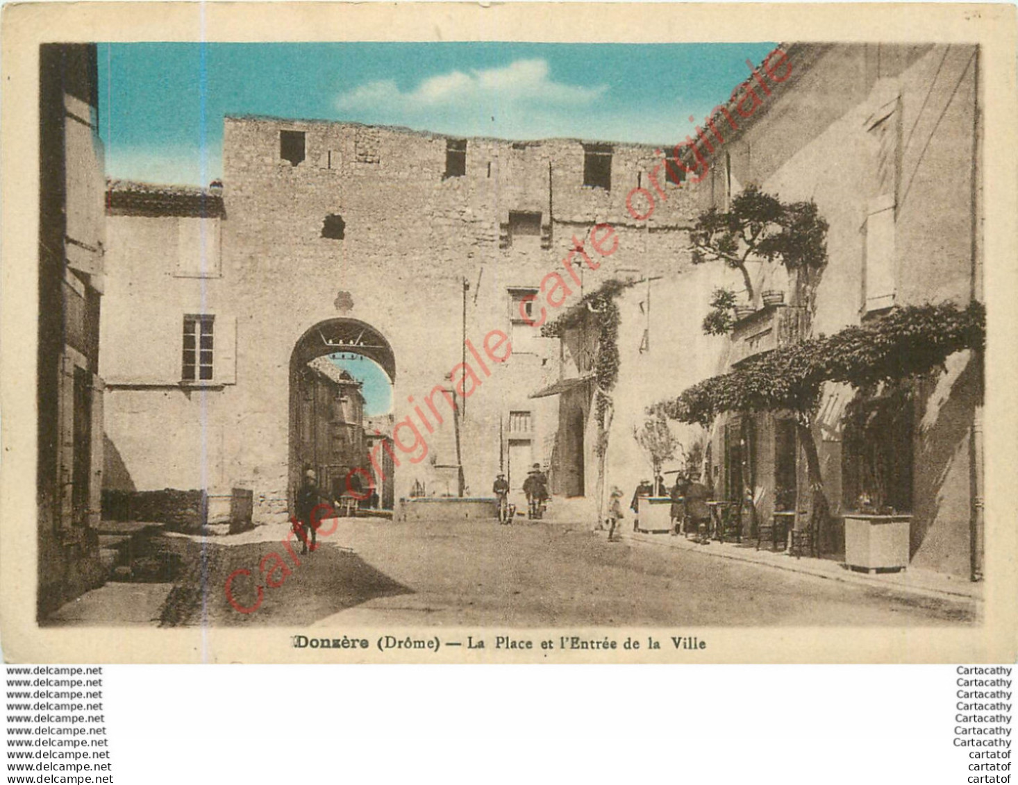 26.  DONZERE .  La Place Et L'Entrée De La Ville . - Donzere