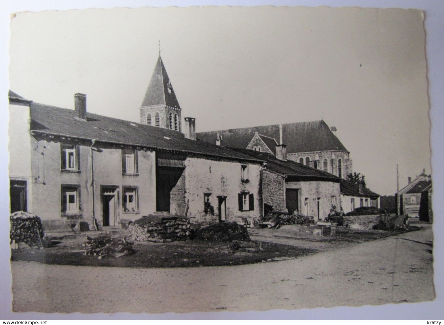 BELGIQUE - LUXEMBOURG - HERBEUMONT - Vieilles Maisons Près De L'Eglise - Herbeumont