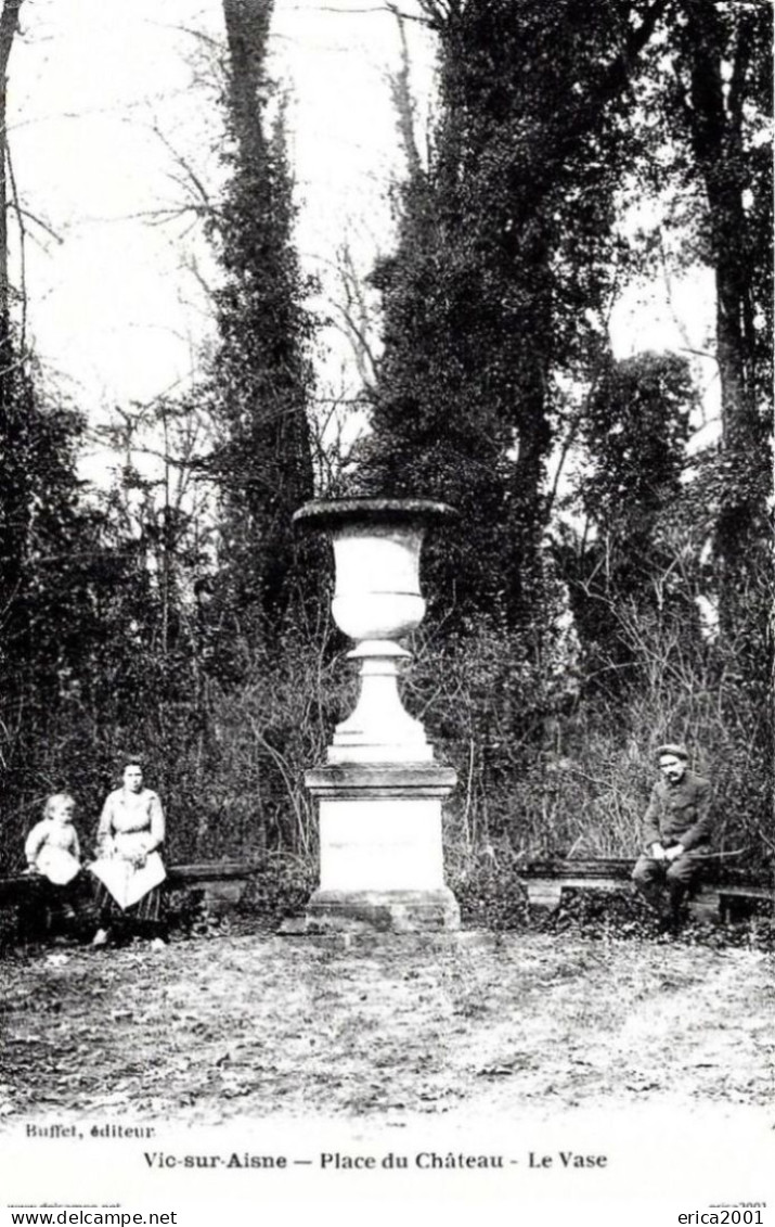 Vic Sur Aisne. Le Vase Medicis Sur La Place Du Chateau De Vic Sur Aisne. - Vic Sur Aisne