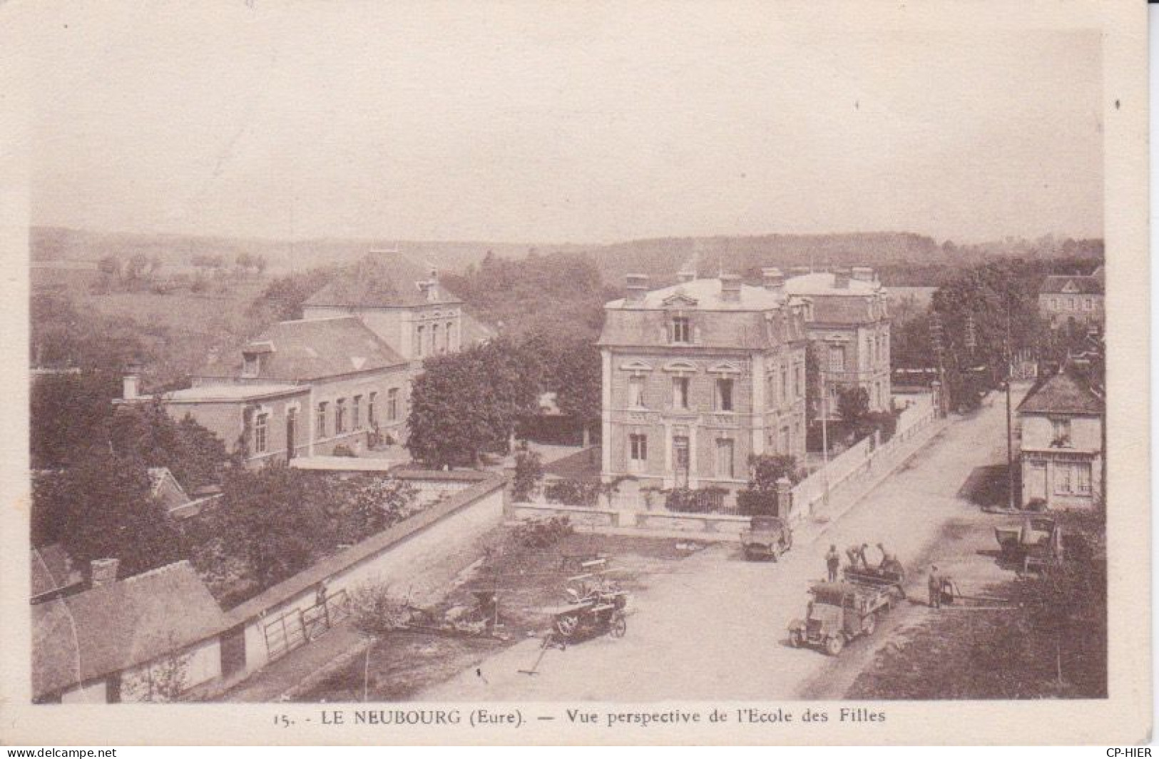 27 - EURE - LE NEUBOURG - L'ECOLE DES FILLES VUE AERIENNE - CHARGEMENT D UN CAMION SUR LA PLACE - Le Neubourg