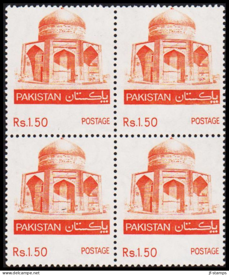 1979. PAKISTAN. Mausoleum Of Ibrahim Khan Makli In Nekropole, Thatta Rs 1.50 In PERFO... (Michel 504 Variety) - JF543778 - Pakistan