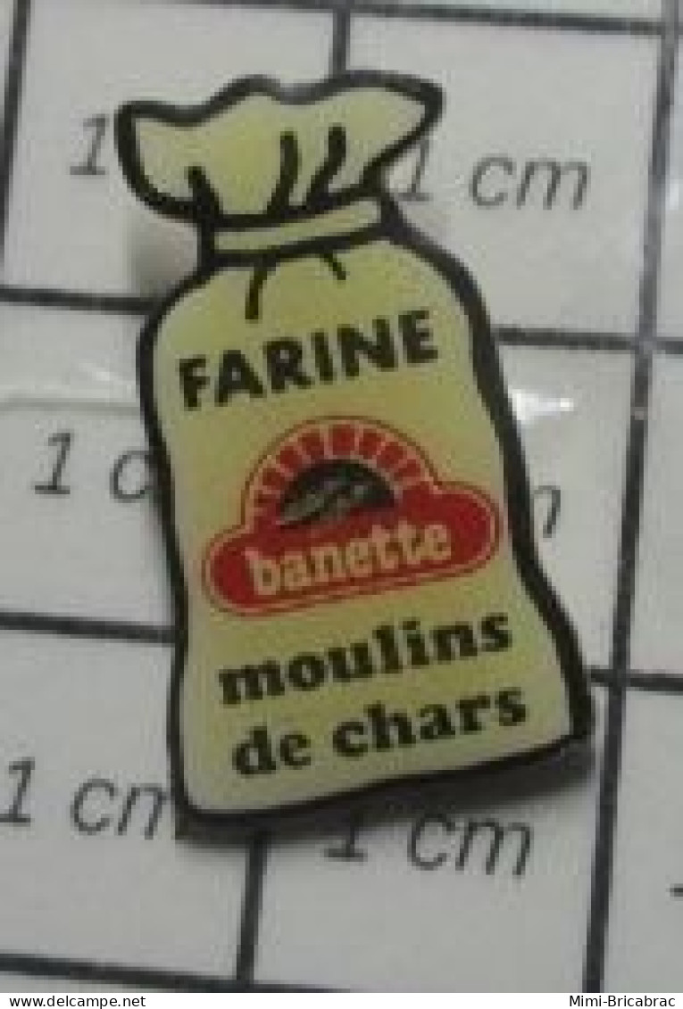 1219 Pin's Pins / Beau Et Rare / ALIMENTATION / SAC DE FARINE BANETTE MOULIN DE CHARS Arrête René ! - Alimentation