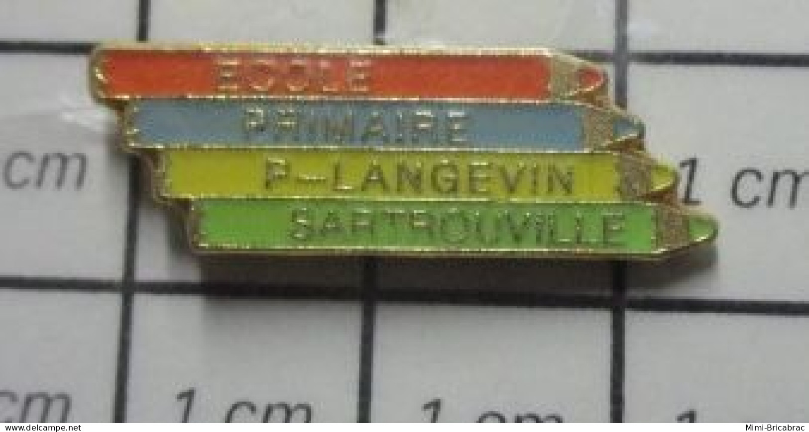 3217 Pin's Pins / Beau Et Rare / ADMINISTRATIONS / CRAYONS DE COULEUR ECOLE PRIMAIRE LANGEVIN SARTROUVILLE - Administration