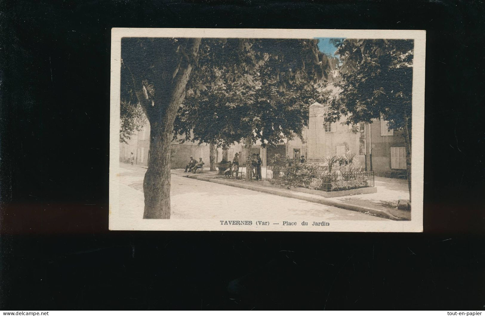 CPA- 83 - Tavernes - Place Des Jardins ( Du Jardin ) - Tavernes