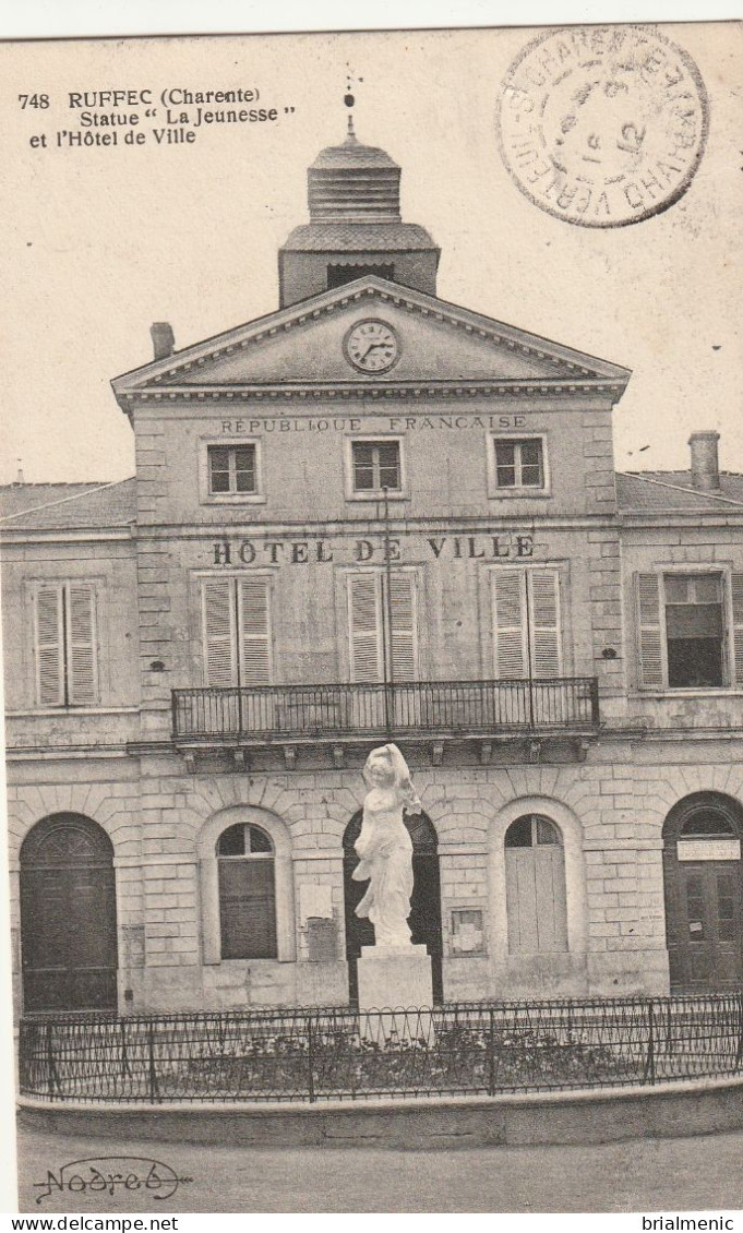 RUFFEC   Statue " La Jeunesse " Et L'hôtel De Ville - Ruffec