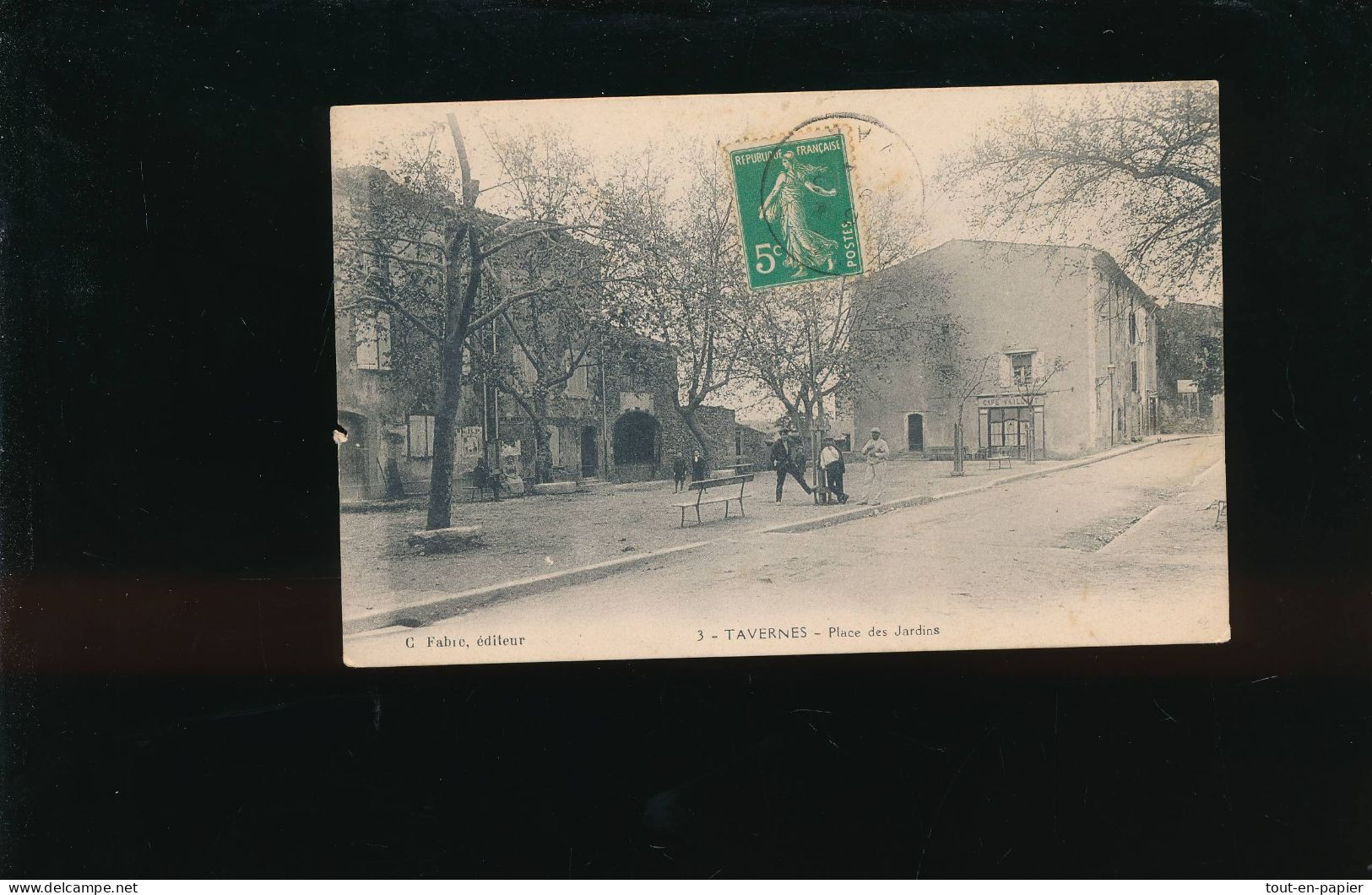 CPA- 83 - Tavernes - Place Des Jardins - écrite Voyagée - Tavernes