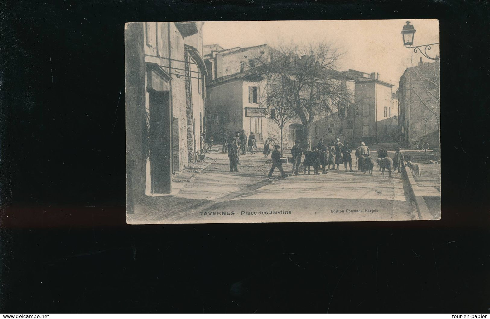 CPA- 83 - Tavernes - Place Des Jardins - écrite Voyagée - Tavernes