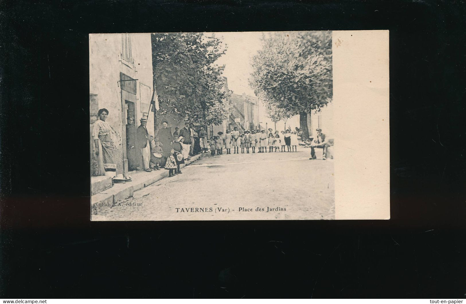 CPA- 83 - Tavernes - Place Des Jardins - Carte écrite - Tavernes