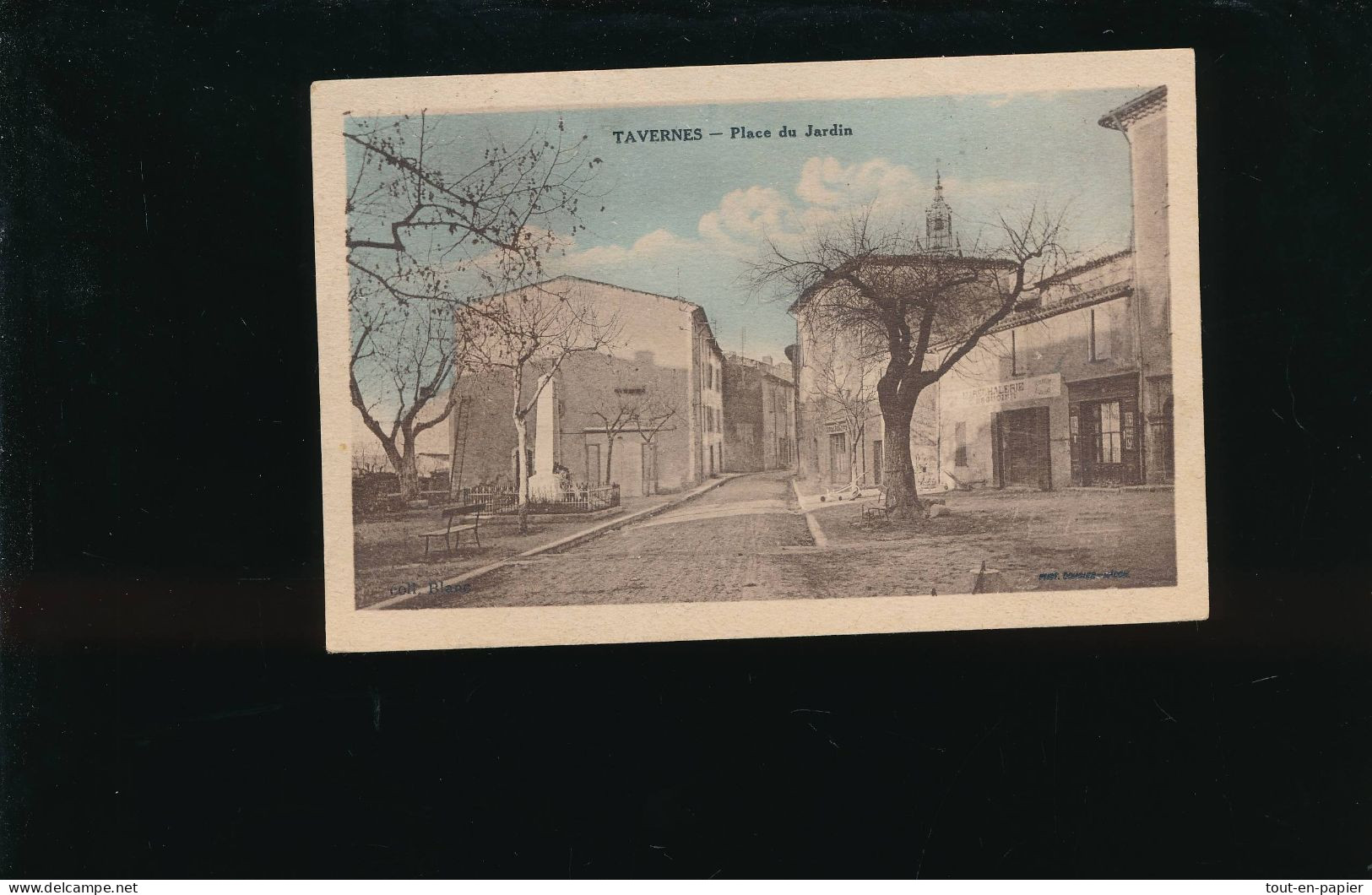 CPA- 83 - Tavernes - Place Du Jardin ( Des Jardins)  Monument Aux Morts - écrite Voyagée 1932 - Tavernes