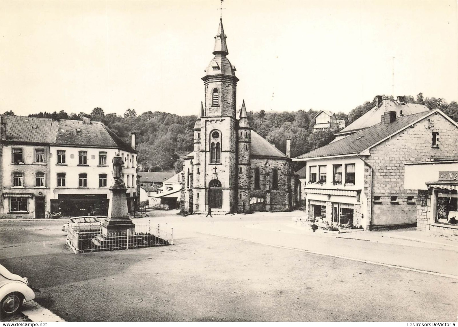 BELGIQUE - Vielsalm - Vue Générale De L'église Et La Place - Carte Postale - Vielsalm